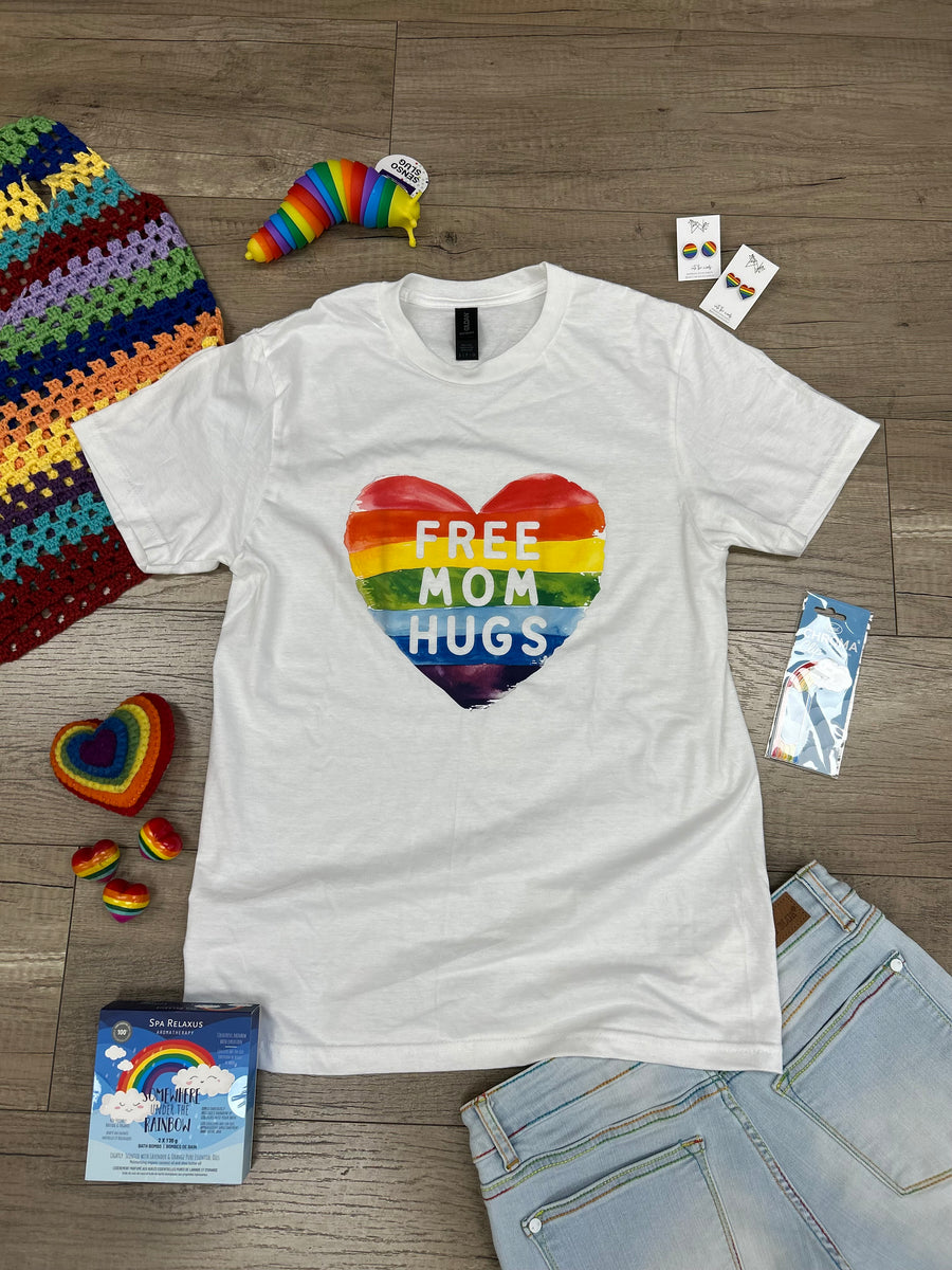 Free Mom Hugs | Graphic Tee